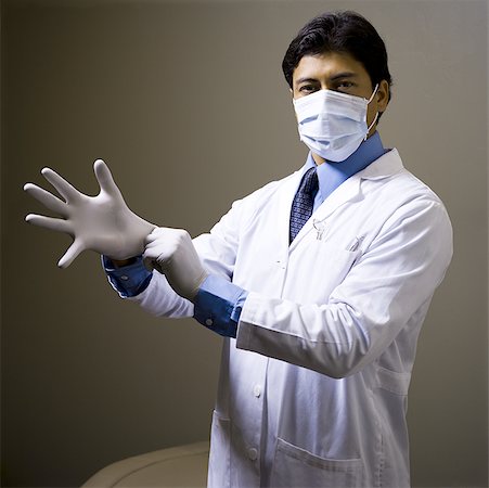 simsearch:640-02771776,k - Male doctor or dentist with surgical mask and gloves Foto de stock - Royalty Free Premium, Número: 640-01361434
