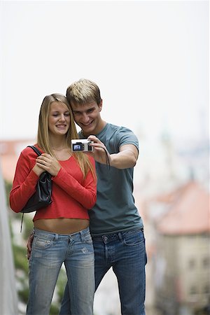 simsearch:640-01361873,k - Jeune homme et une jeune femme de prendre une photo d'eux-mêmes Photographie de stock - Premium Libres de Droits, Code: 640-01361606