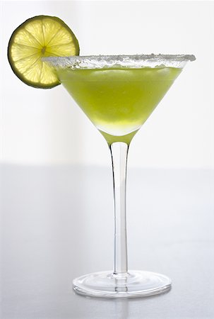 Gros plan d'un verre de martini Photographie de stock - Premium Libres de Droits, Code: 640-01361615
