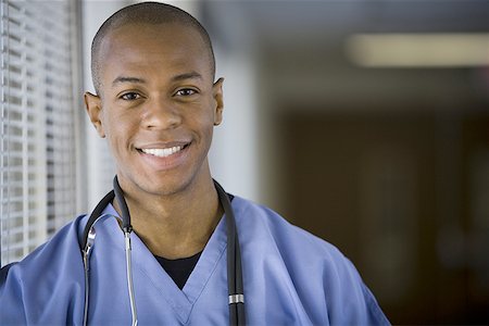 simsearch:640-01350259,k - Portrait of a male doctor smiling Foto de stock - Sin royalties Premium, Código: 640-01361722