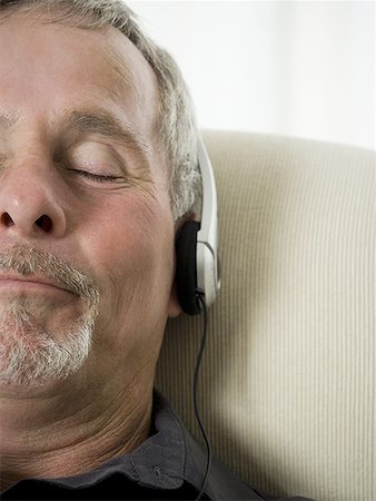 Close-up of a senior man listening to music Fotografie stock - Premium Royalty-Free, Codice: 640-01361837