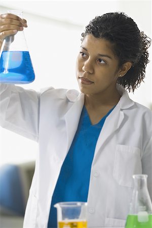 simsearch:670-03734302,k - Gros plan d'une jeune femme tenant une fiole conique de liquide Photographie de stock - Premium Libres de Droits, Code: 640-01361833