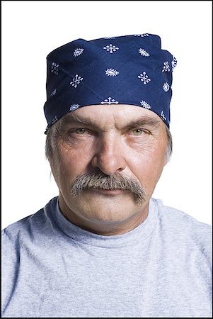 redneck facial hair - L'homme âgé moyen avec foulard sur la tête en désordre Photographie de stock - Premium Libres de Droits, Code: 640-01362056