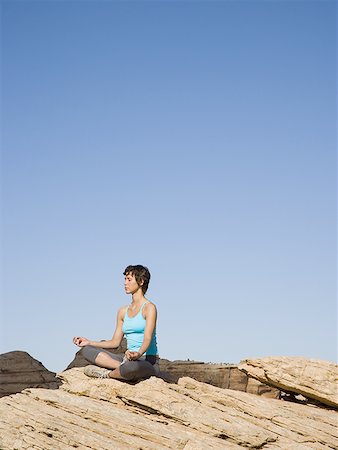 simsearch:640-03261348,k - Femme assise Croix legged sur rock en plein air faisant du yoga Photographie de stock - Premium Libres de Droits, Code: 640-01362275