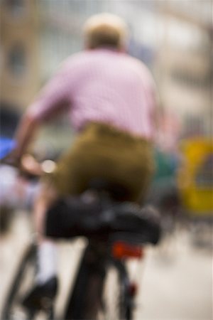 simsearch:700-03460417,k - Vue arrière d'un garçon de bicyclette Photographie de stock - Premium Libres de Droits, Code: 640-01362322