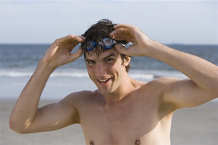 simsearch:640-01364192,k - Portrait of a young man on the beach Foto de stock - Royalty Free Premium, Número: 640-01362427