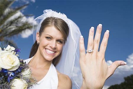 simsearch:640-01363514,k - Portrait d'une jeune mariée montrant sa bague de mariage et souriant Photographie de stock - Premium Libres de Droits, Code: 640-01362473