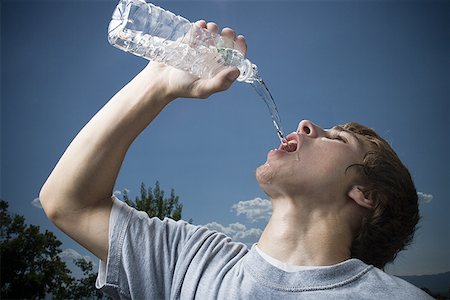 satisfied (thirst) - Close-up of a teenage boy drinking water from a water bottle Foto de stock - Sin royalties Premium, Código: 640-01362578