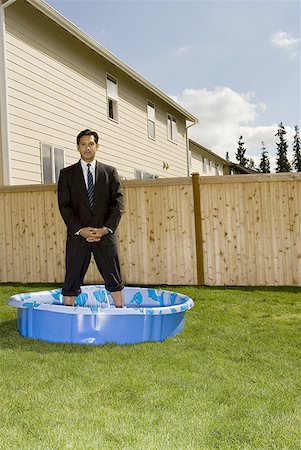 simsearch:640-01348542,k - Portrait d'un homme debout dans une piscine pour enfants Photographie de stock - Premium Libres de Droits, Code: 640-01362590