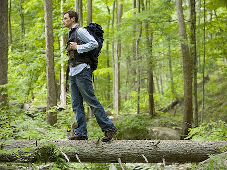 port de la selva - Profil d'un jeune homme debout sur un tronc d'arbre Photographie de stock - Premium Libres de Droits, Code: 640-01362657