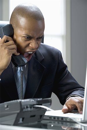 rugir - Gros plan d'un homme d'affaires hurlant sur le téléphone Photographie de stock - Premium Libres de Droits, Code: 640-01362781