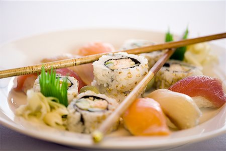 simsearch:640-01349211,k - Gros plan de sushis rouleaux sur une plaque Photographie de stock - Premium Libres de Droits, Code: 640-01362856