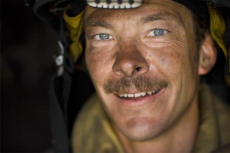 simsearch:640-01359145,k - Porträt von einem Feuerwehrmann lächelnd Stockbilder - Premium RF Lizenzfrei, Bildnummer: 640-01363396