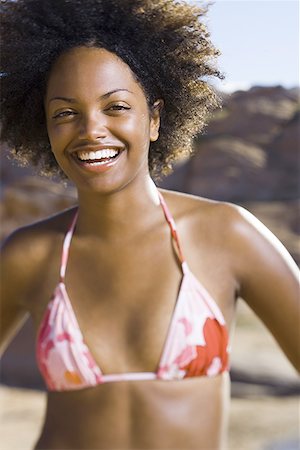 simsearch:640-01366443,k - Afro-américains jeune femme souriante Photographie de stock - Premium Libres de Droits, Code: 640-01363446