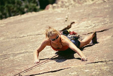simsearch:640-01349855,k - High angle view of a young woman climbing on a rock Foto de stock - Sin royalties Premium, Código: 640-01363493