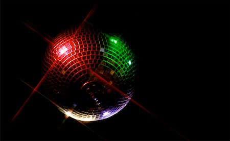 dark club - Low angle view of a disco ball in a nightclub Foto de stock - Sin royalties Premium, Código: 640-01363666