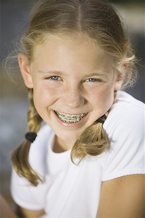 simsearch:614-08872581,k - Portrait of a girl smiling Fotografie stock - Premium Royalty-Free, Codice: 640-01363742
