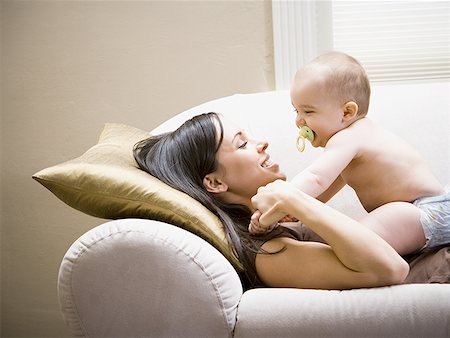 simsearch:640-01458949,k - Femme couchée sur le canapé avec bébé Photographie de stock - Premium Libres de Droits, Code: 640-01458446