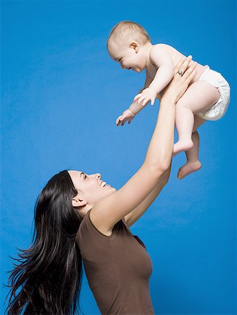 simsearch:640-01458949,k - Femme, bébé dans l'air souriant de levage Photographie de stock - Premium Libres de Droits, Code: 640-01458448