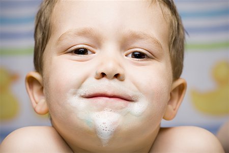 simsearch:640-01459060,k - Boy smiling with toothpaste on face Foto de stock - Sin royalties Premium, Código: 640-01458575