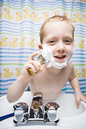 Boy shaving in bathroom and smiling Foto de stock - Sin royalties Premium, Código: 640-01458570