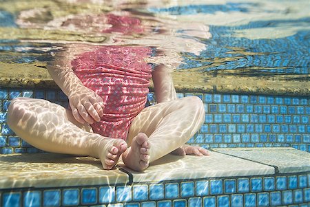 debajo de la cintura - Jeune fille assise à la taille de la piscine Photographie de stock - Premium Libres de Droits, Code: 640-01458635