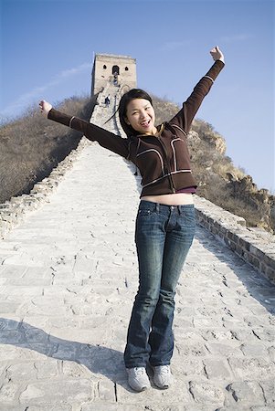 simsearch:640-02773934,k - Girl with arms up standing on path at Great Wall of China Foto de stock - Royalty Free Premium, Número: 640-01458652