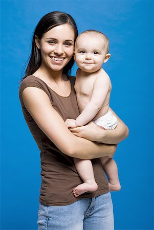 simsearch:640-01458949,k - Portrait d'un bébé de tenue de femme souriant Photographie de stock - Premium Libres de Droits, Code: 640-01458947