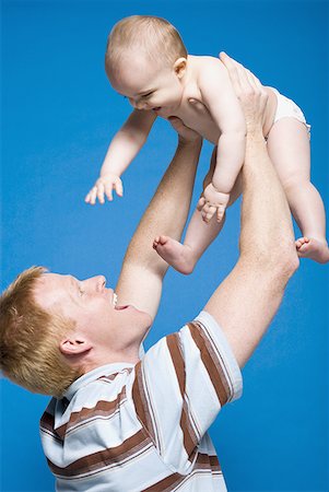 simsearch:640-01458949,k - Bébé holding homme au sourire de l'air Photographie de stock - Premium Libres de Droits, Code: 640-01458950