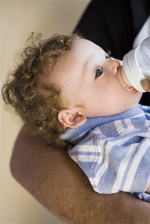 Close-up of baby boy drinking from bottle Foto de stock - Sin royalties Premium, Código: 640-01459045