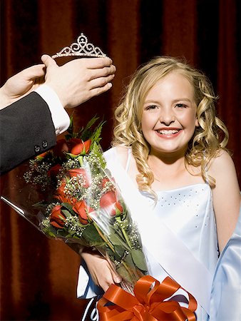 simsearch:640-01575004,k - Girl holding red roses being crowned with tiara smiling Foto de stock - Sin royalties Premium, Código: 640-01574806