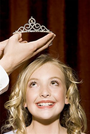 Man placing crown on girl's head Fotografie stock - Premium Royalty-Free, Codice: 640-01574807