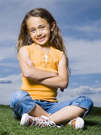 simsearch:640-02765240,k - Girl sitting cross legged on grass outdoors with arms crossed smiling Foto de stock - Sin royalties Premium, Código: 640-01574950