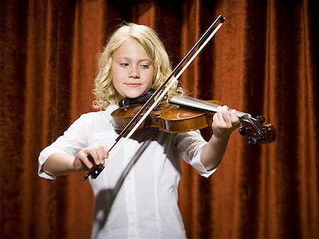 simsearch:640-01574982,k - Girl playing violin on stage Foto de stock - Sin royalties Premium, Código: 640-01574964