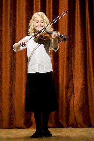 simsearch:640-06963177,k - Violon jeu de fille sur scène Photographie de stock - Premium Libres de Droits, Code: 640-01574965