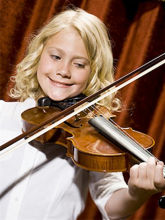 simsearch:640-02772211,k - Girl playing violin Foto de stock - Sin royalties Premium, Código: 640-01574963