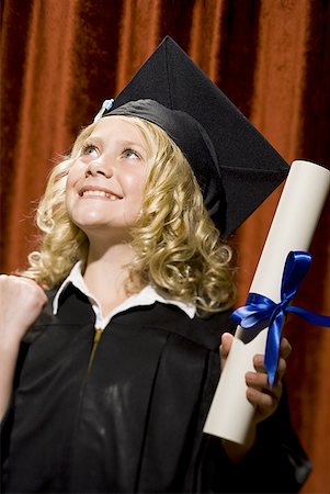 simsearch:640-02774497,k - Jeune fille diplômée avec mortier et diplôme souriant Photographie de stock - Premium Libres de Droits, Code: 640-01574981