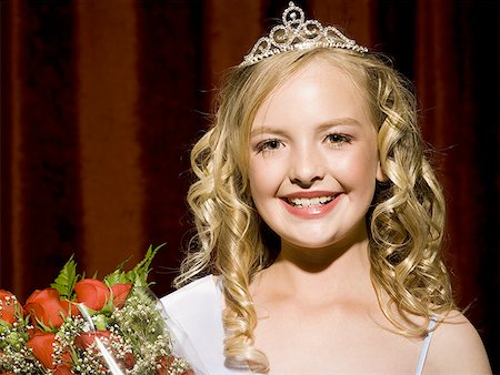 Beauty pageant winner smiling and holding roses Fotografie stock - Premium Royalty-Free, Codice: 640-01575018