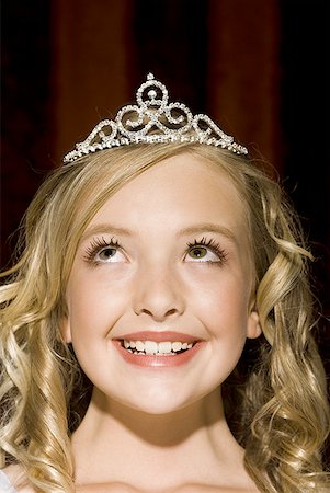 Closeup of girl with tiara looking up smiling Fotografie stock - Premium Royalty-Free, Codice: 640-01575024