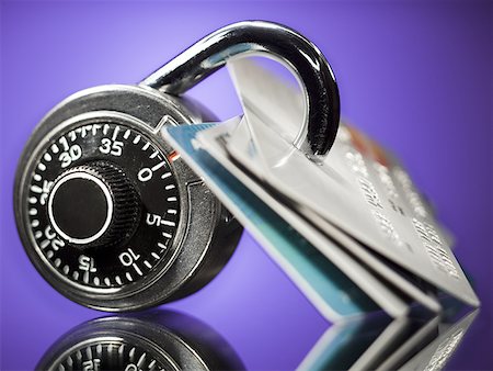 simsearch:640-02657375,k - Cadenas à combinaison avec quatre cartes bancaires Photographie de stock - Premium Libres de Droits, Code: 640-01575067