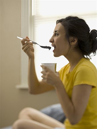 simsearch:640-02774723,k - Woman sitting and eating ice cream Foto de stock - Sin royalties Premium, Código: 640-01575218