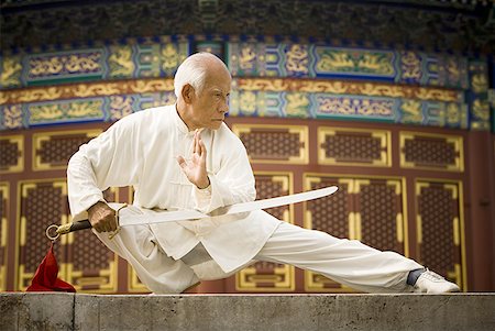 Homme d'épée faisant Kung Fu Photographie de stock - Premium Libres de Droits, Code: 640-01601307