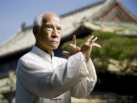Homme fait Kung Fu à l'extérieur Photographie de stock - Premium Libres de Droits, Code: 640-01601310