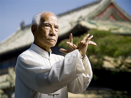 senior man introspective - Man doing Kung Fu outdoors Foto de stock - Sin royalties Premium, Código: 640-01601310