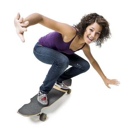 simsearch:640-02775275,k - Fille avec accolades sur skateboard souriant Photographie de stock - Premium Libres de Droits, Code: 640-01601328