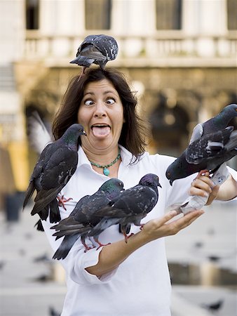 place saint-marc - Femme avec les pigeons et les yeux croisés tire la langue Photographie de stock - Premium Libres de Droits, Code: 640-01601351