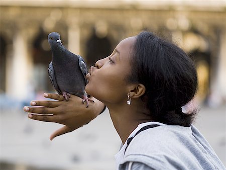 simsearch:640-01601762,k - Voir le profil:: femme embrasse pigeon perché sur place Photographie de stock - Premium Libres de Droits, Code: 640-01601785