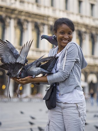 simsearch:640-01601762,k - Femme sur une place publique avec des pigeons souriant Photographie de stock - Premium Libres de Droits, Code: 640-01601782