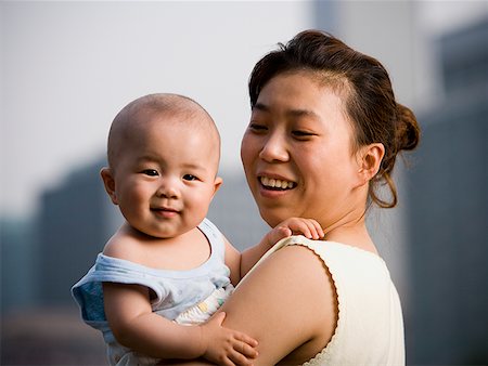 simsearch:640-01458949,k - Bébé de tenue de femme souriant Photographie de stock - Premium Libres de Droits, Code: 640-01645307