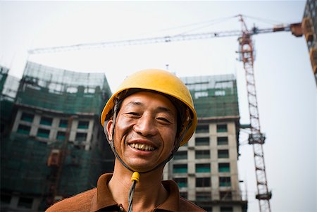 simsearch:640-03265269,k - Construction worker outdoors with helmet smiling Foto de stock - Sin royalties Premium, Código: 640-01645351
